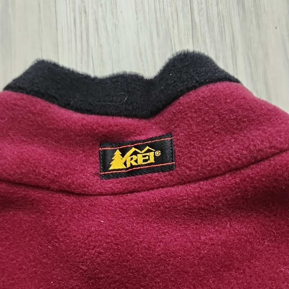 Vintage made in USA. REI Maroon Fleece Vest with Black Accents - Picture 4 of 5